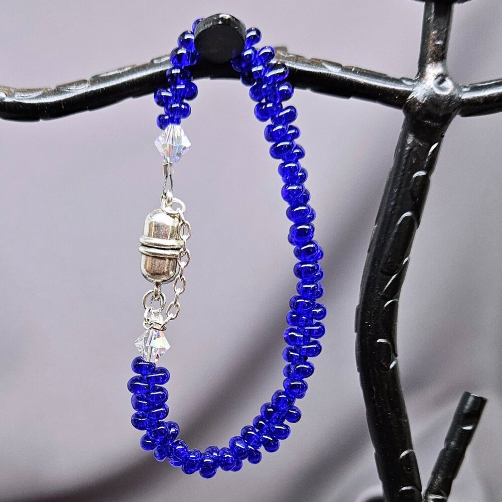 NWOT Tiny Blue Teardrop Glass Beaded Handmade Bracelet w/ Magnetic Clasp 6 1/4"
